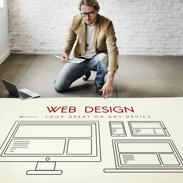 Web デザインでの作業の実業家 — ストック写真