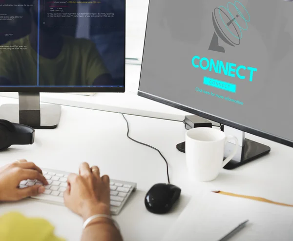 Zakenman die werken op de computer met connect — Stockfoto