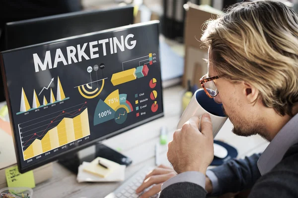 Uomo d'affari che lavora al computer con il marketing — Foto Stock