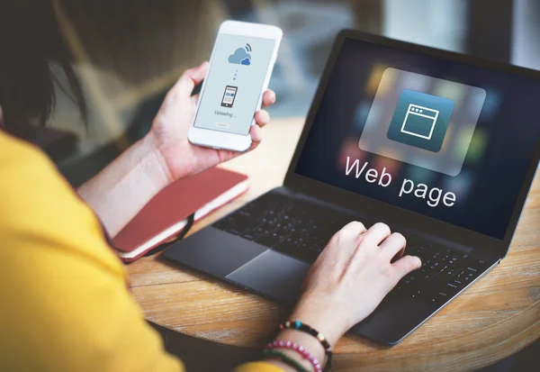 Vrouw met laptop en telefoon — Stockfoto