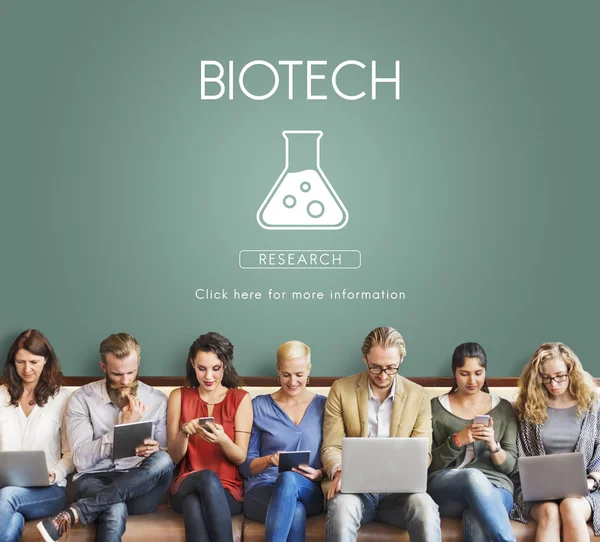 La gente se sienta con dispositivos y Biotech — Foto de Stock