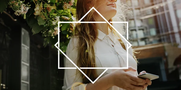 Mujer usando teléfono inteligente —  Fotos de Stock