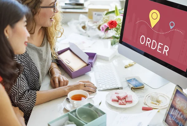 Gelukkig vrouwen met behulp van computer — Stockfoto