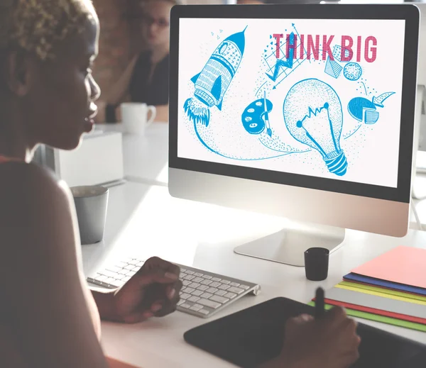 Mujer de negocios que trabaja en la computadora con Think Big — Foto de Stock