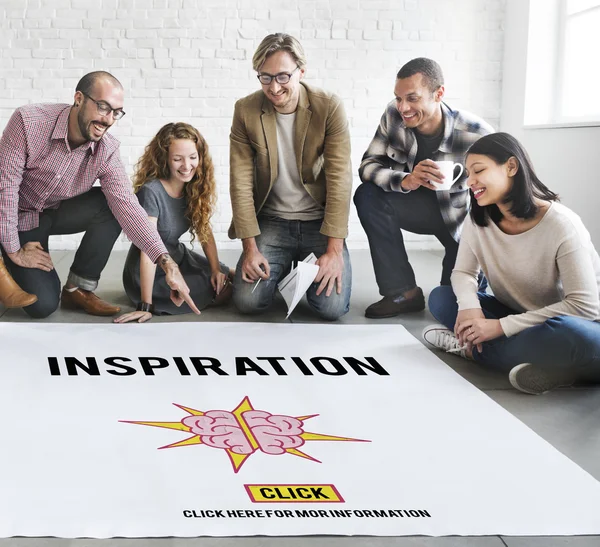 Designer che lavorano con poster e ispirazione — Foto Stock