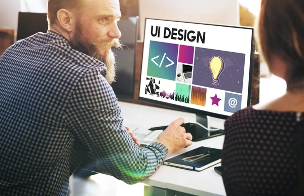 Бизнесмен, работающий на компьютере с UI Design — стоковое фото