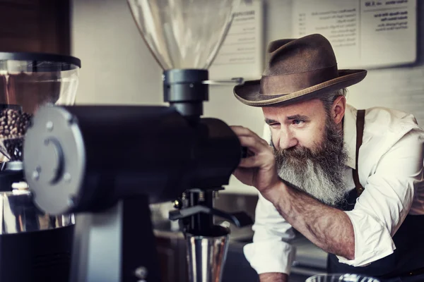 Barista haciendo café en la cafetería —  Fotos de Stock