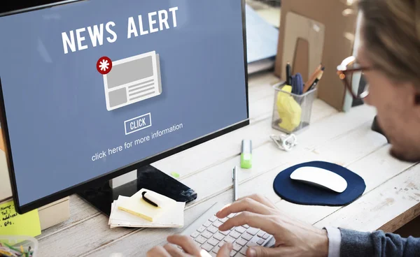 Geschäftsmann arbeitet am Computer mit News-Alarm — Stockfoto