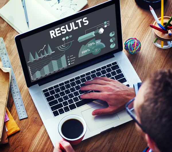 Man met laptop werken en koffie drinken — Stockfoto