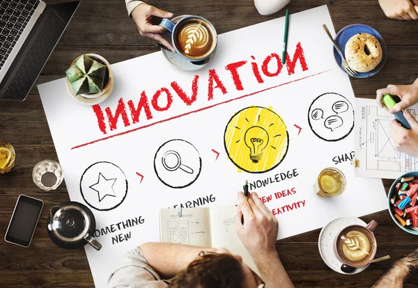 Mesa con póster con concepto de innovación — Foto de Stock