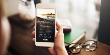 Telefon için bilet görünümlü olan kişi 