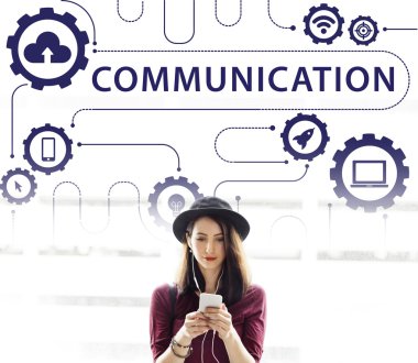 Akıllı telefon tarama şapkalı kadın