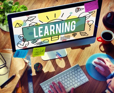 Bilgisayar kullanan adam 