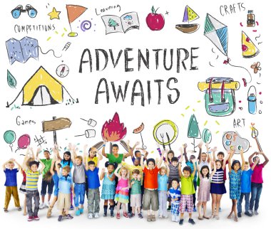 Gülümseyen şirin farklı çocuklar