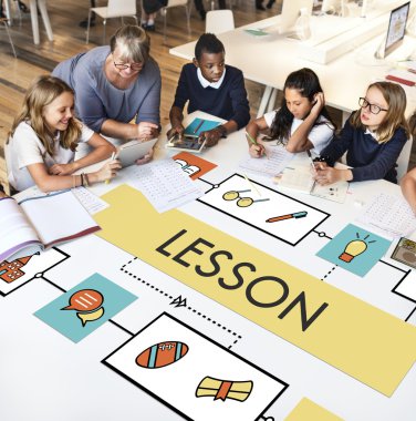 öğretmen çocukların grup ile