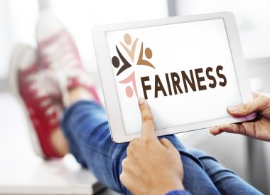 Dijital tablet elinde olan kişi