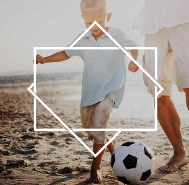 Baba oğul top oynuyorlar.