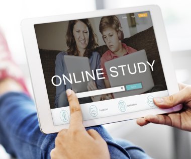 Dijital tablet elinde olan kişi