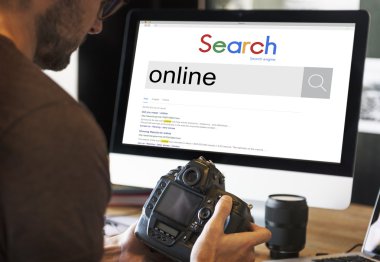 Tasarımcı holding kamera