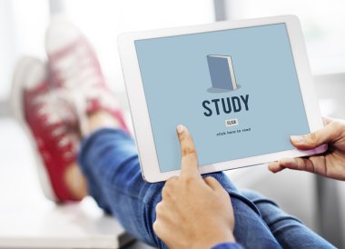 Dijital tablet elinde olan kişi