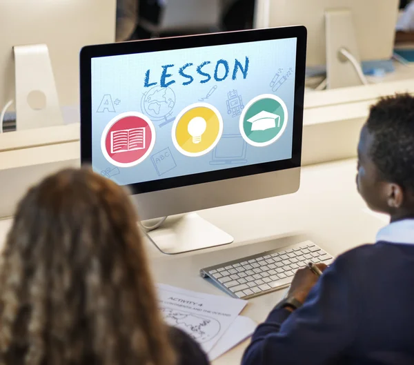 Alunos colegas de classe usando computador — Fotografia de Stock