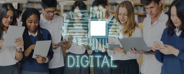 Studenti che navigano gadget digitali — Foto Stock