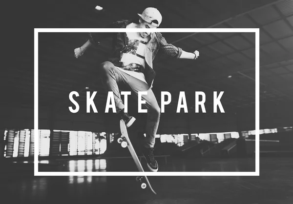 Hipster springen op skateboard — Stockfoto