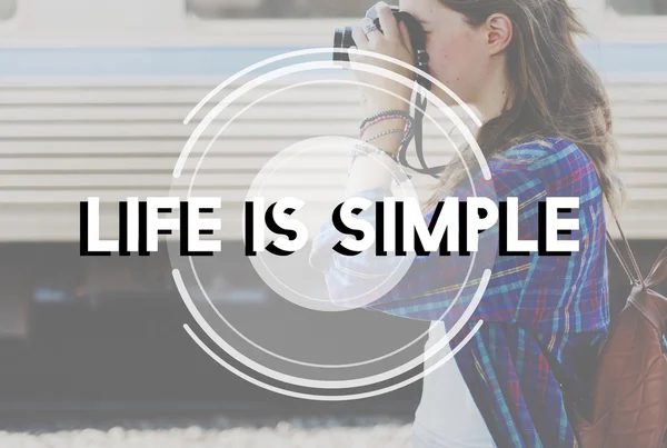 Mujer haciendo fotos al aire libre — Foto de Stock