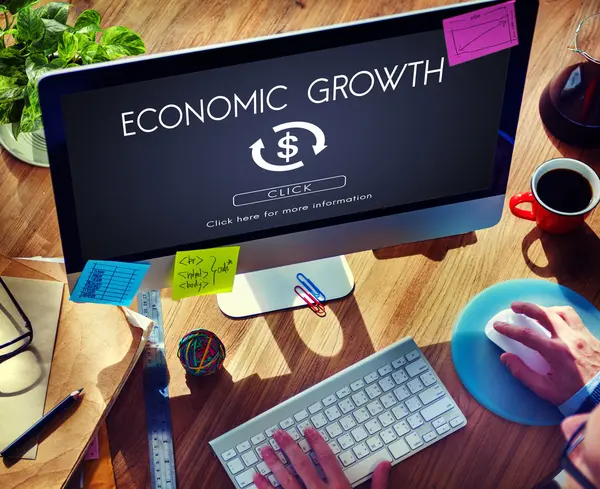 コンピューターを用いた経済成長の概念の実業家 — ストック写真