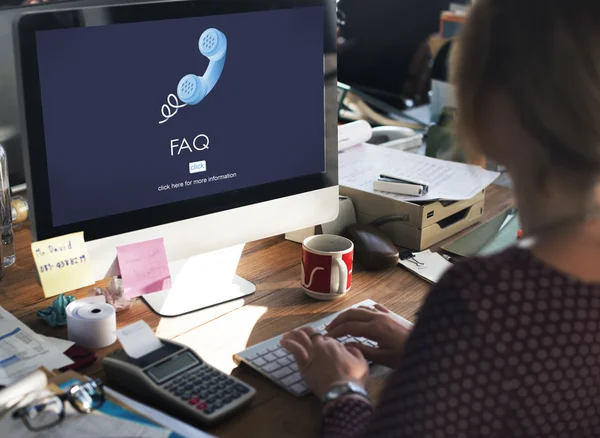 Affärskvinna arbetar på dator med faq — Stockfoto