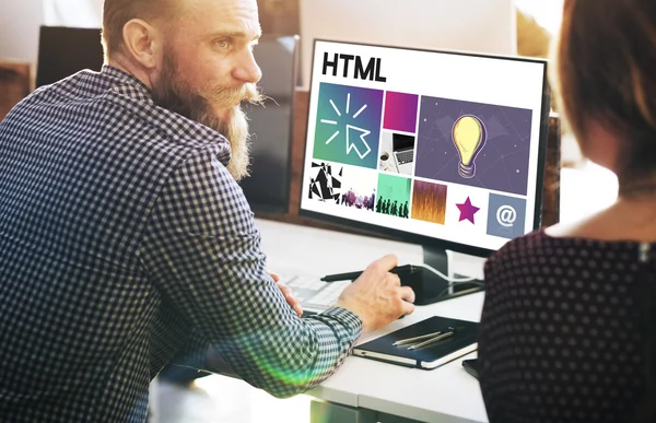 Affärsman som arbetar på dator med html — Stockfoto