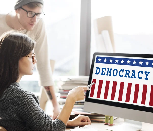 Mujer mostrando en monitor con Democracia —  Fotos de Stock