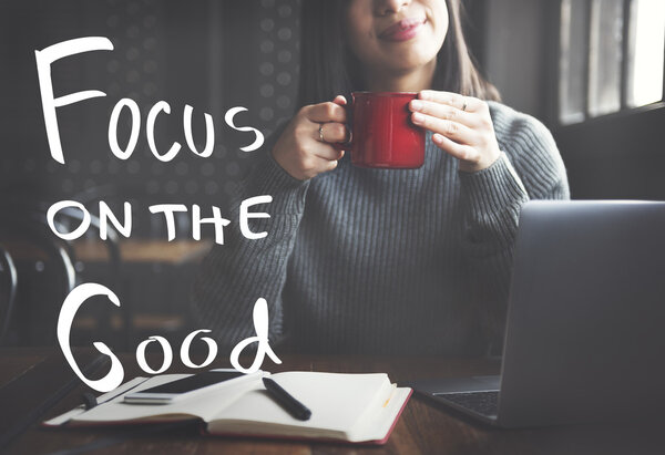 Женщина, работающая с ноутбуком