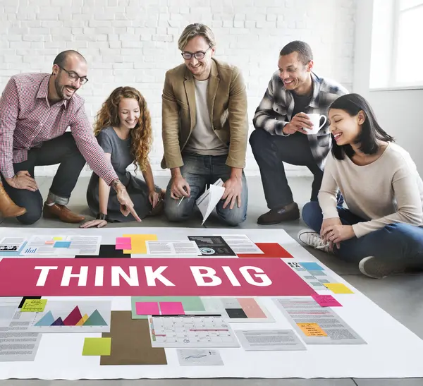 Diseñadores trabajando con cartel y pensar en grande —  Fotos de Stock