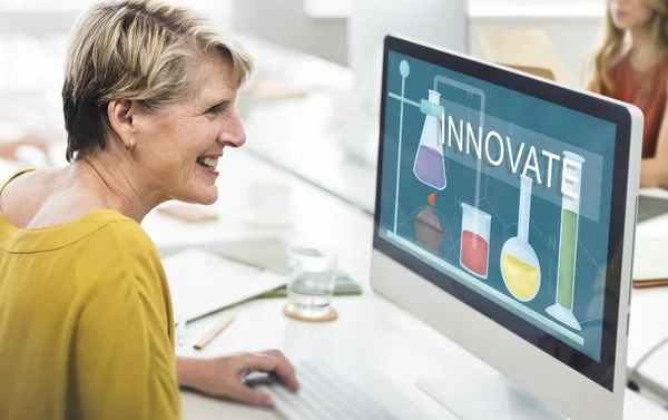 Computer mit innovativem Bildschirm — Stockfoto