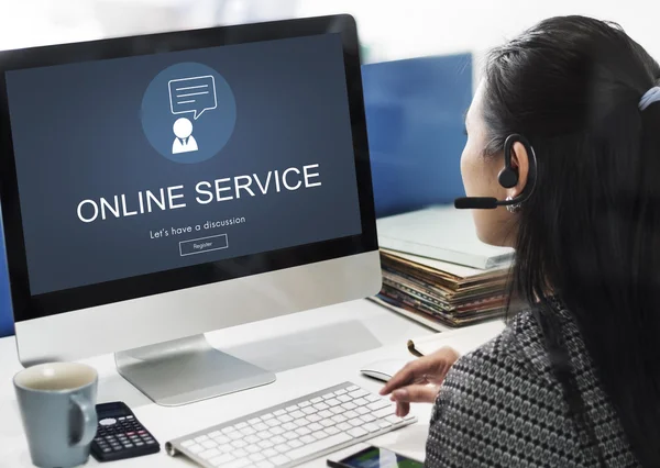 Geschäftsfrau arbeitet am Computer mit Online-Service — Stockfoto