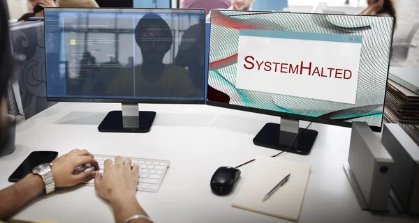 Zakenman die werken op de computer met het systeem gestopt — Stockfoto