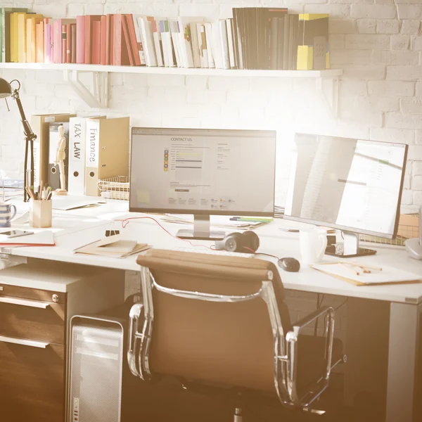 Werkplek met computer in het kantoor — Stockfoto