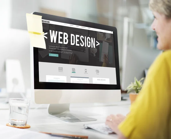 Ordenador con diseño web en monitor — Foto de Stock