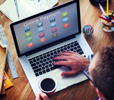 Bilgisayar kullanan adam 