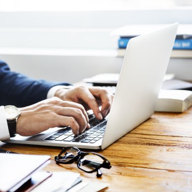 İşadamı çalışma ve kullanma laptop