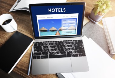 ahşap masa üstünde açılan laptop