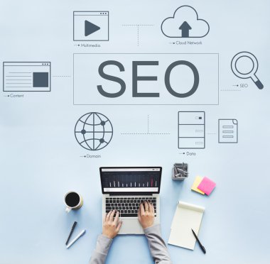 Laptop ile çalışma masası üzerinde