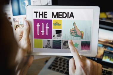 Tablet ekran dokunaklı adam