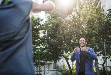 adam ve çocuk basketbol oynarken