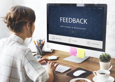 Genç kız çalışma tasarım stüdyosu