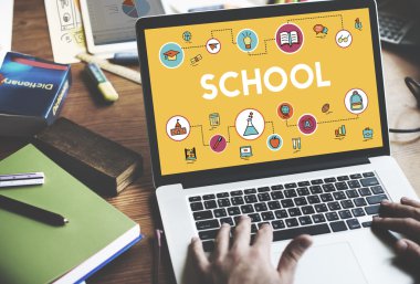 laptop ile masada çalışan adam