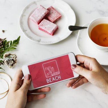 kadın holding akıllı telefon