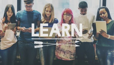 Dijital cihazlar kullanan öğrenciler 