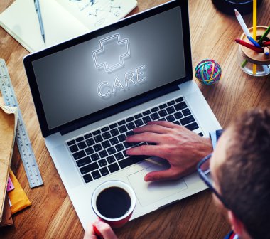 Bilgisayar kullanan adam 